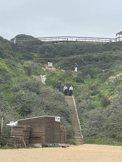 Bärbel bevorzugt den trockenen Weg und winkt uns zu