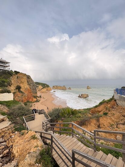 Über Holztreppen hinab zum Strand