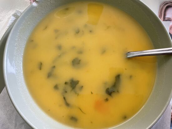 So ein Tagessüppchen gibt es für 1,60 Euro
Ein Latte oder Milchkaffee kostet 1,50 und ein Stück Kuchen auch 1,50
Man muss nur schauen, wo die Einheimischen sitzen 