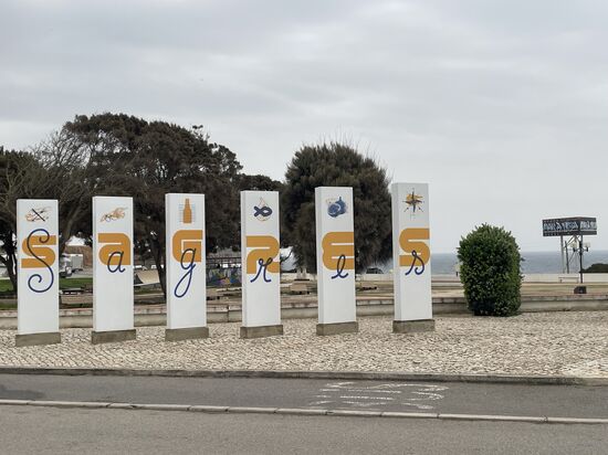 In Sagres besuchen wir die „Pizzeria Colombu`s“-essen da lecker Pizza und fahren dann mit dem Bus zum Leuchtturm am Cap von Sao Vicente
