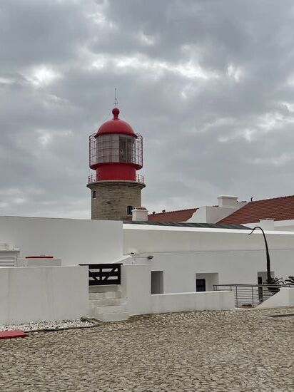 Der Zugang zum Leuchtturm ist leider geschlossen. Dieser Leuchtturm ist mit einer Feuerhöhe von 86 Metern und einer Reichweite von ca 60km einer der lichtstärksten Europas. Er steht am südwestlichsten Punkt des europäischen Festlands