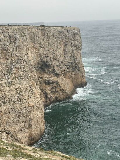 Man kann aber am Felsrand entlanggehen und die Klippen …