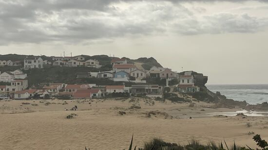 Der Strand ist besonders bei Surfern beliebt und momentan herrlich leer