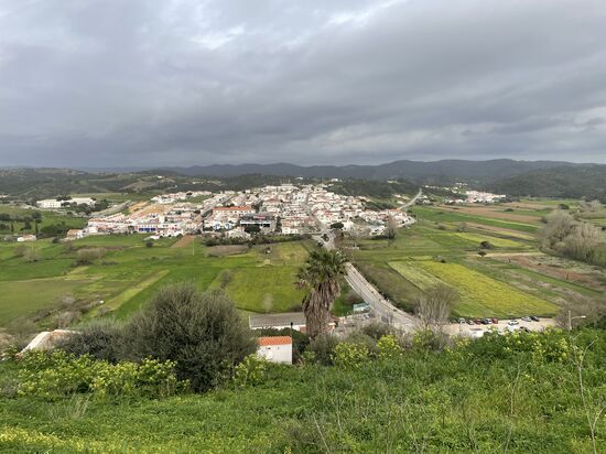 Martin fährt uns noch zum Castelo de Aljezur hoch—dann heißt es Abschied nehmen und wir gehen gemütlich hinunter zum Bus am mercado