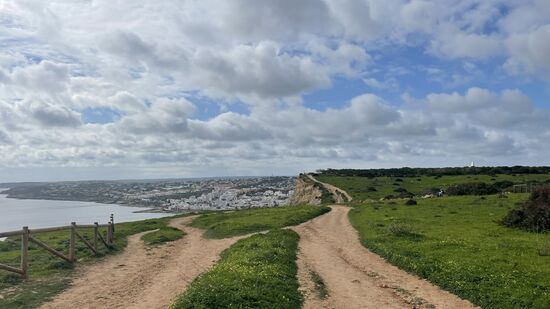 Bald sehen wir von weitem das kleine Örtchen „Luz“