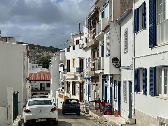 Wir gehen von der Bushaltestelle und suchen den Fischersteig…