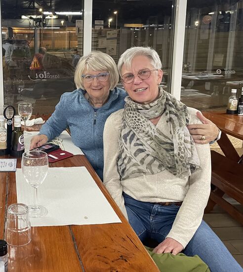 Abends treffen wir uns mit Janet und Bärbel in Fischrestaurant „Tasca da Lota“
Das kann man Seeehr empfehlen!!Frischer Fisch zu einem guten Preis
Janet ist Britin und tatsächlich schon 80 Jahre alt und topfit!
Sie fährt uns nach dem Essen noch in unsere Unterkunft