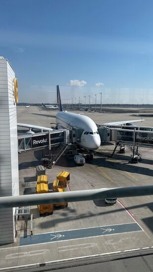 Mit der A380 gehts nach Delhi  
Einstieg über 3 Gates in eine Maschine 