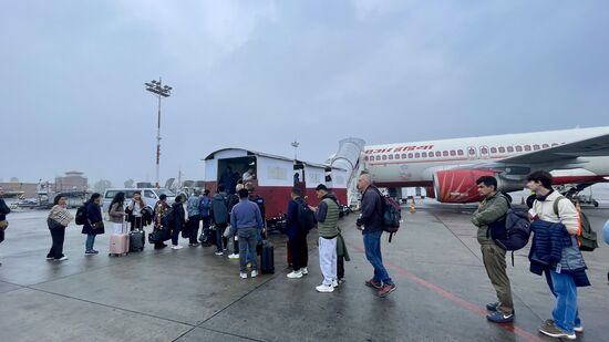 Der Abflug verspätet sich etwas und dann vor dem Einstieg in den Flieger noch das…:
Wir kapieren erst garnicht was los ist….