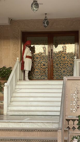 Am Eingang steht ein stilechter Portier…