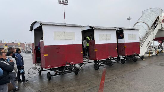 Vor dem Einsteigen gibt es noch mal eine Kontrolle. Dazu müssen sich Männlein und Weiblein getrennt in eine Reihe stellen. Jeder wird in den Waggons noch einmal „gefilzt“ und das Handgepäck wird aufs genaueste untersucht.
Jedes Fläschchen genau angeschaut. Beim Haarspray kommen sogar Fragen