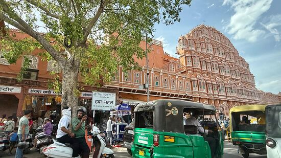 Auf dem Weg zum Hotel fahren wir am „Palast der Winde“ dem „Hawa Mahal“ vorbei—auch hier —der Wahnsinn! Keine Möglichkeit zu stoppen…