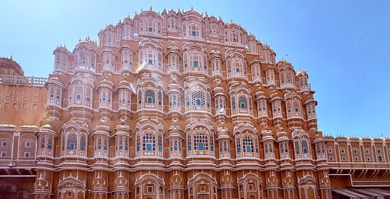 Der Name kommt daher, dass durch die zahlreichen Fenster—953 an der Zahl -der Wind weht und für eine ständige Luftzirkulation sorgt. Die Fassade diente dazu, dass die HOfdamen die Prozessionen auf der Straße beobachten konnten.
Der Palast wurde 1799 erbaut vom Maharadscha Sawai Pratap Sigh