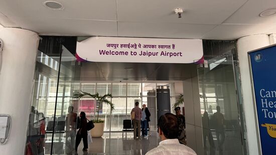 Geschafft!! Wir landen in Jaipur!
Von Ankit, unserem Organisator bekam ich gestern noch die Info, dass uns Rashid am Airport in Empfang nimmt.
Die Mutter von Ankit ist verstorben und er muss sich um die hinduistische Bestattung kümmern—dazu kommen etwa 200-300 Menschen. Diese müssen auch kulinarisch versorgt werden 