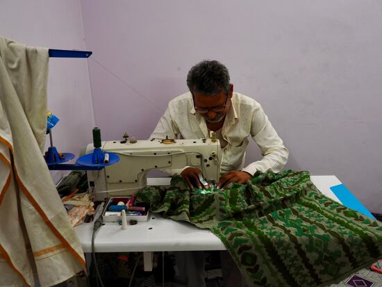 Tja—dann führt uns Rashid in eine Näherei—hier sind fleißige Leute bei der Arbeit