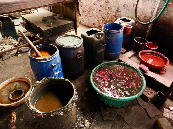 Die Stoffe werden mit natürlichen Farben eingefärbt