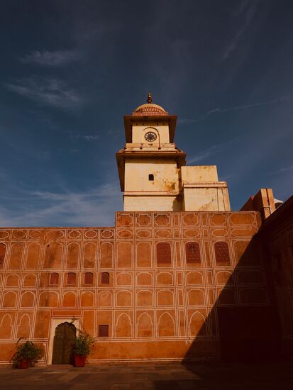 Die Architektur des Palastes ist eine Mischung aus Rajput und Mogul-Stil