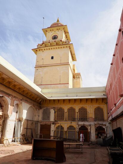 Der Uhrturm im Palast