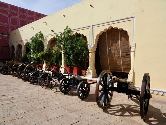 Wir besuchen den City Palast —ein königlicher Palast, der Mitte des 18.Jhd erbaut wurde. Diese Kanonen sind. Ein Teil der Sammlung historischer Waffen im Palast