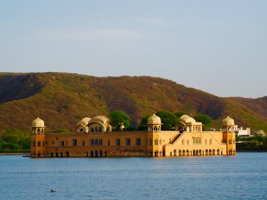 Kurzer Stop am „Jal Mahal“  dem Wasserpalast, der inmitten des Man Sagar Sees liegt.
Es war ursprünglich das Jagdschloss des Maharaja von Amber.
Von 5 Stockwerken sind 4 unter Wasser —der Palast ist nicht zugänglich!