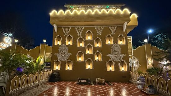 Abends bringt er uns zu einer Tanz-Veranstaltung mit indischem Buffet.
Die Location ist wunderschön…