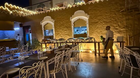 Leider ist es sehr leer—lange sind wir die einzigen Gäste