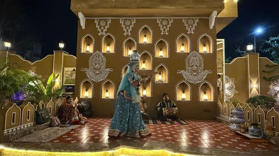 Aber die Tänzerinnen sind schön und die Vorstellung unterhaltsam