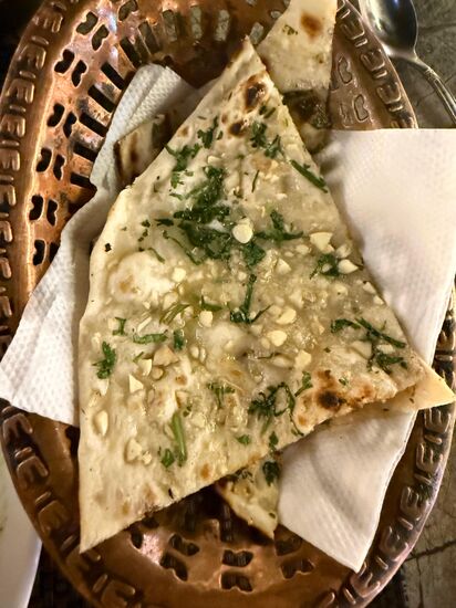 Thomas bekommt extra leckres Knoblauchbrot…