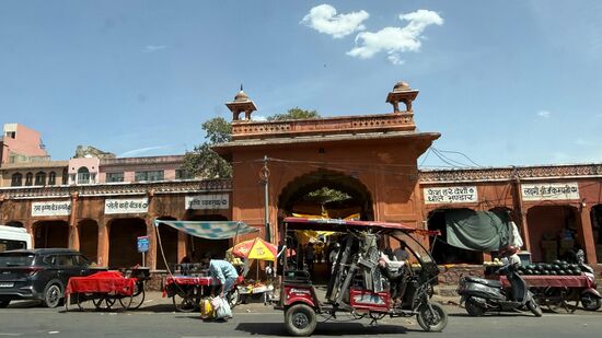 Nach knapp 2 Stunden haben wir genug und wir stürzen uns wieder ins Getümmel-hier sehen wir ein historisches Stadttor