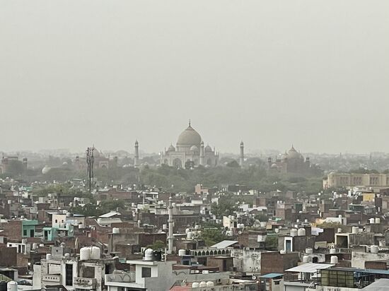 Wir haben eine tolle Aussicht von der Dachterrasse aufs Taj Mahal