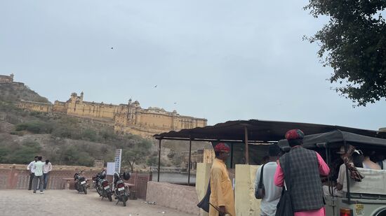 Viele Stufen muss man erstmal hinaufgehen, bevor man die eigentliche Festung erreicht-sofort wird man natürlich von zahlreichen guides angesprochen.
Wir wimmeln alle ab