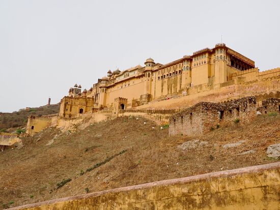 …und liegt auf einem Hügel des Aravalli-Gebirges