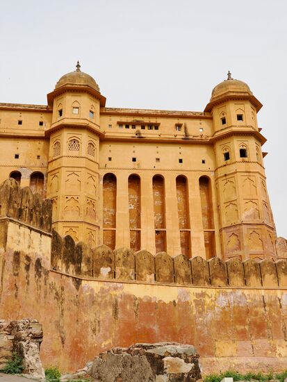 Erbaut aus rotem Sandstein und Marmor im Rajput- und Mughal Stil