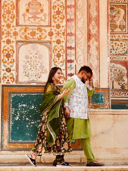 Sie wurden von den Wächtern verscheucht 
Ich fand die Schuhe des Mannes sehr schön! In dunkelgrün mit dezentem Glitzer abgestimmt auf seine Kleidung