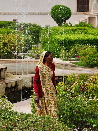 Im Garten arbeiten Frauen und Männer. Die Frauen sind sehr hübsch anzusehen und werden gern fotografiert. Erst zieren sie sich etwas…..