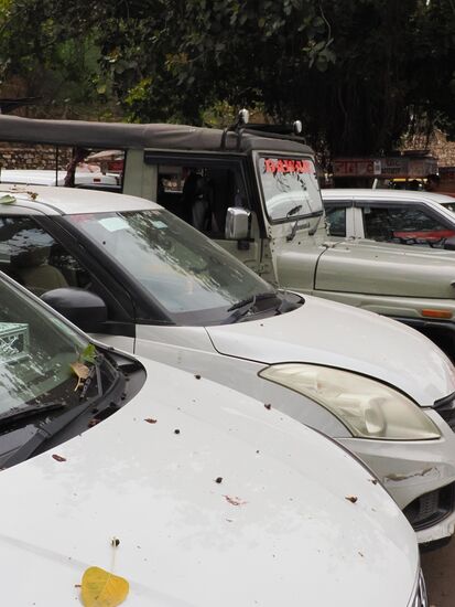 Nachdem wir wieder am Parkplatz sind, ist unser Auto zugeparkt—da geht nix.
Aber: auf jedem Fahrzeug steht die Telefonnummer des Eigentümers, sodass man diese anrufen und so wieder fix weiterfahren kann