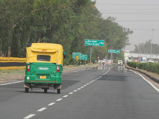 Tuk-tuks auf der Autobahn