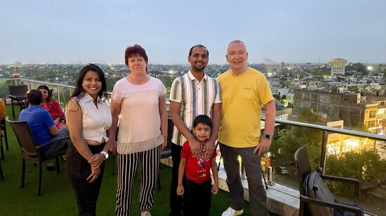 Beim Fotografieren lernen wir eine nette indische Familie kennen—der Junge hat sich vor Thomas tief verneigt und ihm die Füße andeutungsweise geküsst—das ist ein Zeichen hoher Ehrerbietung, erklärt sein Vater. 
Dies bringen guterzogene indische Kinder älteren Menschen entgegen