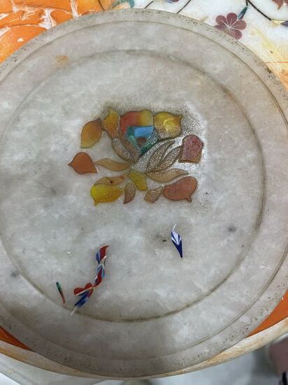 Diese farbigen Plättchen werden in sorgfältiger Handarbeit hergestellt.