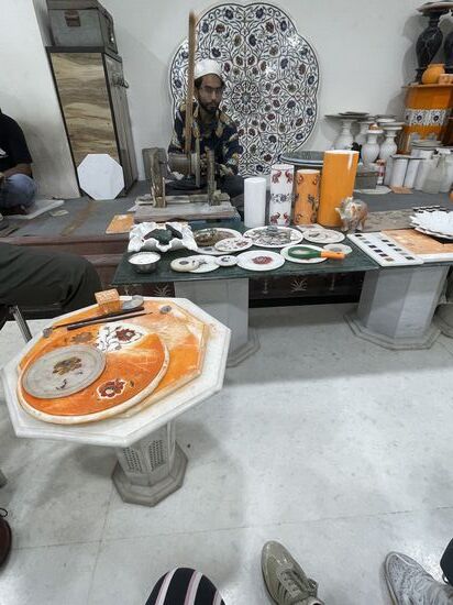 Ganz freundlich werden wir in die Werkstatt geführt, wo wir wieder einen fleißigen Arbeiter bei der Arbeit sehen