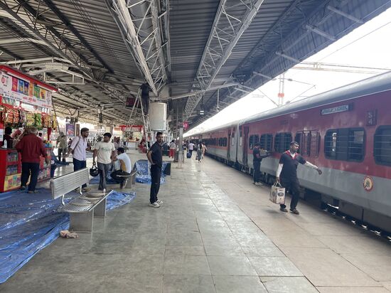 Züge kommen und fahren……wir passen gut auf unser Gepäck auf—
Sicherheitshalber fragen wir bei ein paar Einheimischen nach, ob wir auch am richtigen Gleis sind.
Wir fragen noch ein Zweites und ein drittes Mal nach. 
Alle sind sehr, sehr nett und hilfsbereit —nach der 3. Bestätigung glauben wir es dann auch 