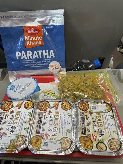 Das Essen…..najaaaaa 
Insgesamt war die Zugfahrt nicht so, wie ich es mir vorgestellt habe. Ich hatte die Zugfahrt von Sri Lanka in bester Erinnerung—in einem nostalgischem Zug, an dem die Leute außen hängen und der sich durch die Landschaft schlängelt —das war ein Reinfall—konnte ich aber nicht ahnen
Dieses Zugfahrt war wie eine in Deutschland 