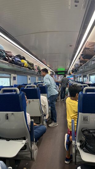 Die Zugfahrt verläuft recht entspannt—der Zug ist überpünktlich—Ankit hat uns ein ‚Ticket 2. Klasse für 15 Euro p.P. Inkl Food geordert. 
Das ist ganz angenehm—ähnlich wie in Deutschland