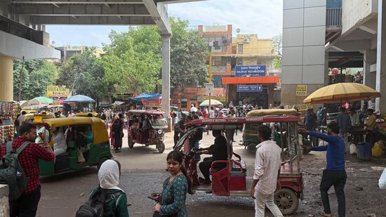 Ein unglaubliches Gewühl: allein um auf die andere Straßenseite zu kommen, würde man ewig brauchen—nein—wir warten hier!!