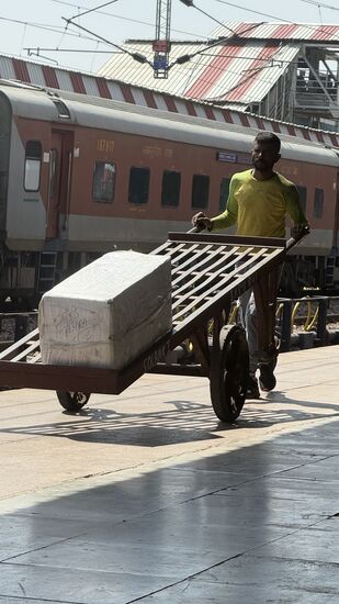 Natürlich sind wir viel zu früh und sehr unsicher ob wir am richtigen Gleis sind-
Aber es gibt viel zu sehen