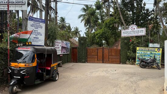Wir haben das Resort  im dunkeln erreicht—so sieht es bei Tageslicht von außen aus: hinter dem Holztor beginnt das Paradies 