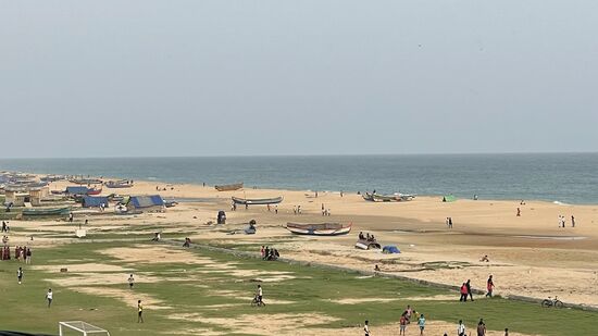 Blick auf den Strand—hier ist morgens schon viel Volk unterwegs..