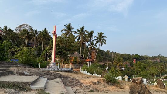 Der Weg zum Strand herab—die Anlage liegt auf einer Anhöhe