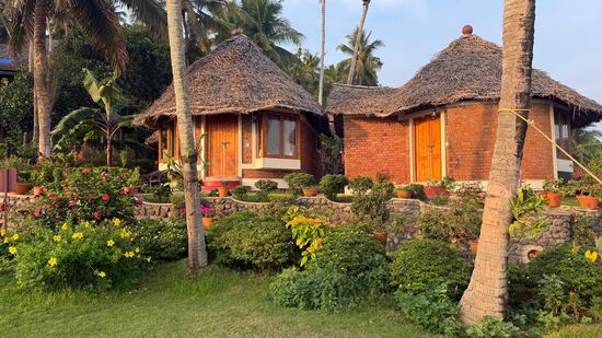 Das sind die Hütten für 2 Personen—darin befindet sin nur ein Doppelbett und ein Wandschrank—und ein kleines Bad als Anbau—die Hütten sind  nicht sehr groß, aber mit einer gut funktionierenden Klimaanlage