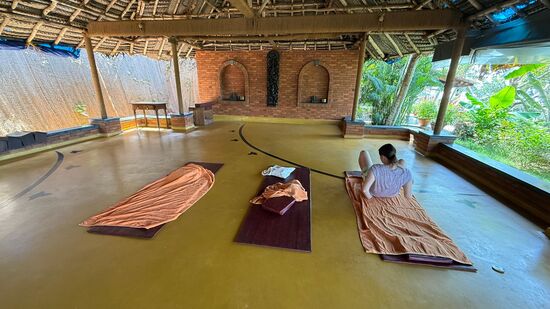 Es gibt 2 Yogahallen—täglich je 2 Kurse für Anfänger und Fortgeschrittene
